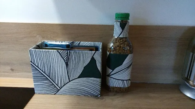 Boîte et bouteille customisées pour les croquettes du chat