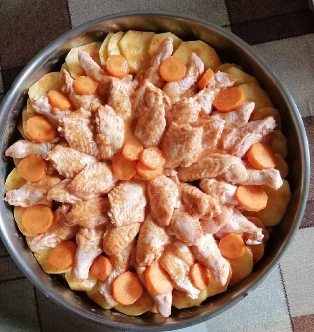 Poulet  avec pomme de terre 🥔  et carottes 🥕