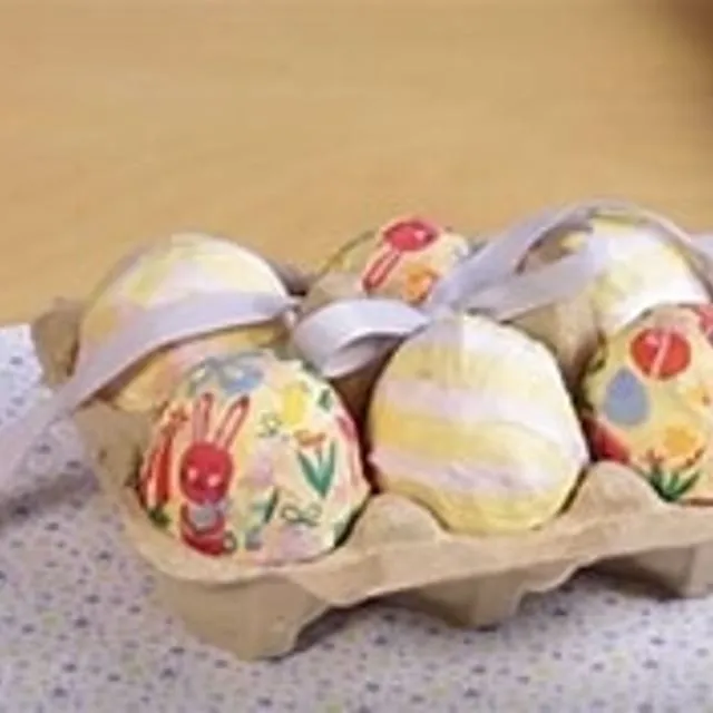 Création d’œufs de Pâques avec des cures oreilles