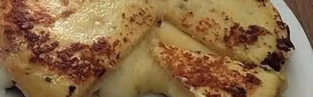 Gâteau de pommes de terre farci au jambon et aux fromages