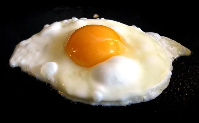 Les bons gestes à adopter pour faire d’excellent œufs au plat. Par "JulienIcuisine"