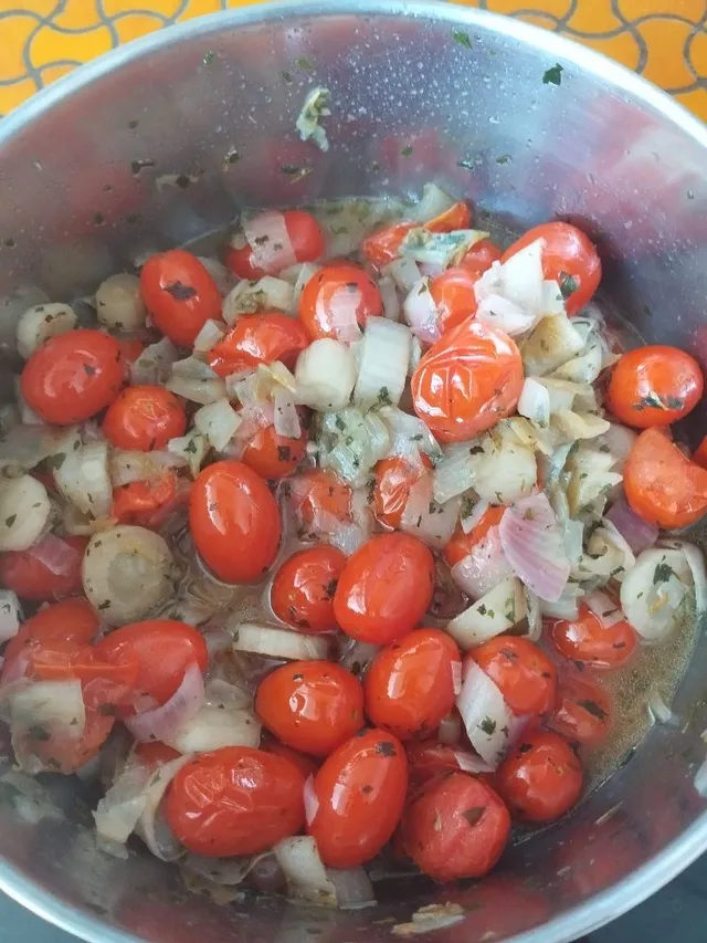 Étouffée de tomates cerises et endives aux épices