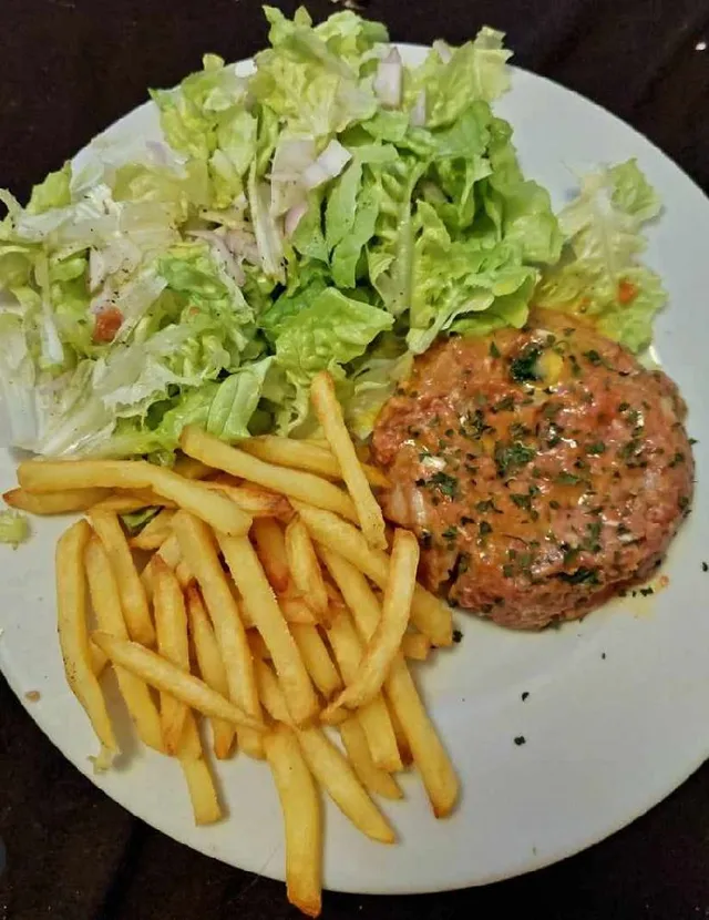 Steak tartare, frites au four, salade verte (plat individuel)