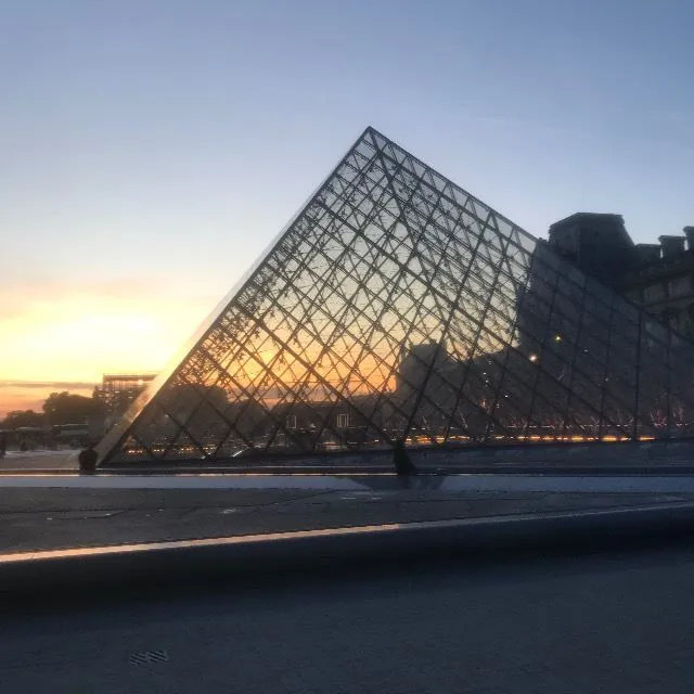 Pyramide du Louvre …au soleil couchant ;)