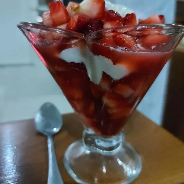 Salade de Fraises au Sirop et Crème Fraîche