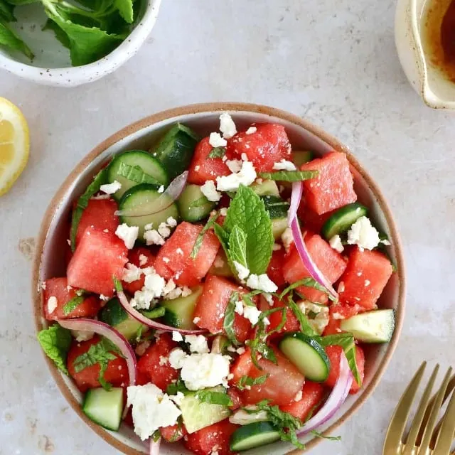 Salade de pastèque et fromage de brebis  Commençons peut-être par la "Salade de pastèque et fromage de brebis" la plus estivale. Cette combinaison incroyable, une pastèque juteuse et sucrée contrastant avec le goût salé du fromage, crée un duo qui plaira à tous. Par une chaude journée d'été, cette salade sur la table sera tout simplement parfaite.  Pastèque- 150g tomates jaunes - 140g Tomates- 140g Un radis -20g oignon rouge -20g quinoa- 30g Fromage de brebis  -60g Huile d'olive -30 ml vinaigre de vin blanc- 5 ml Chéri -15g Sauce soja - 7 ml