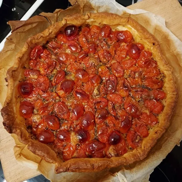 Tarte aux tomates cerises et à la moutarde à l'ancienne