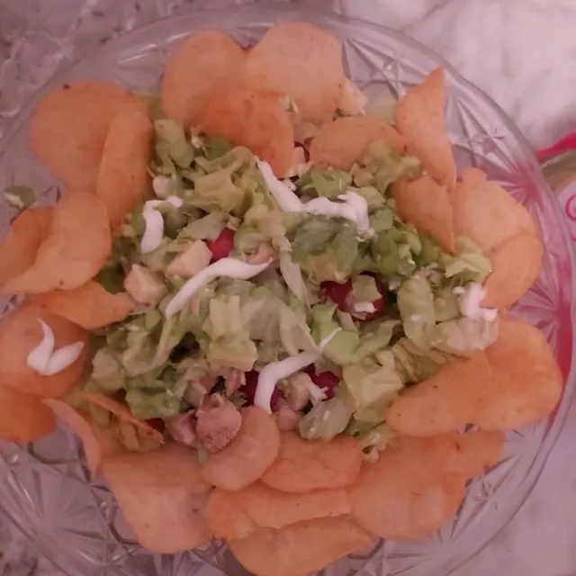 Recette de Salade au Poulet, Fromage en Cubes, Chips et Légumes