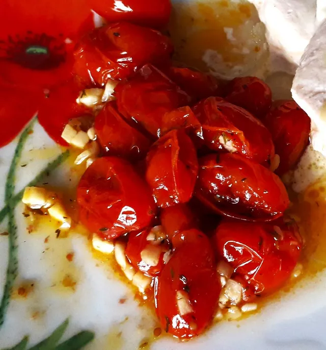 Tomates cerises à l'huile d'olive, ail et romarin