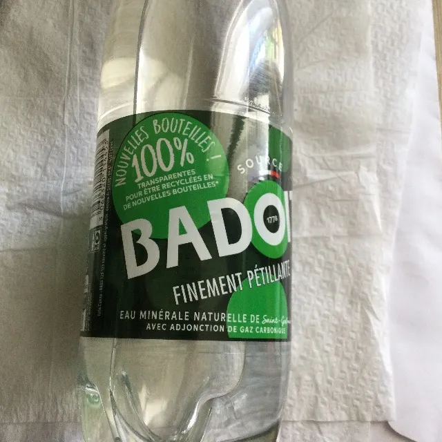 Eau gazeuse minérale verte BADOIT