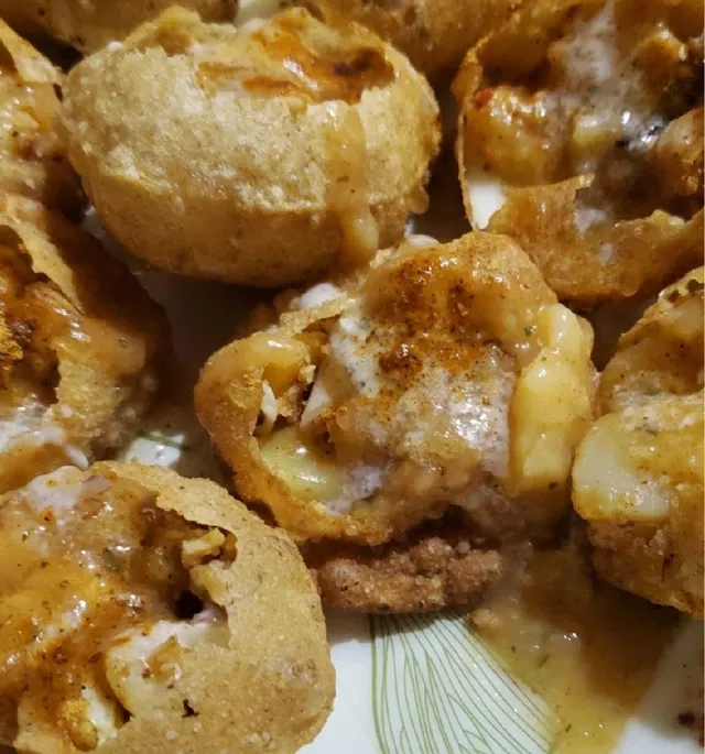 GOLGAPPE ou PANI PURI ( beignet soufflé et sauce )  , classique de la street food en Inde et au Pakistan .