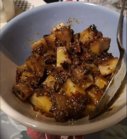 Salade de pommes de terre, piquillos et olives noires à la grecque