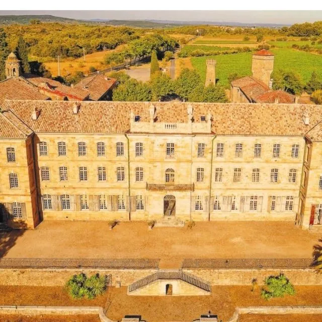 Niché à Roujan, à proximité de Pézenas, le Château-Abbaye de Cassan, surnommé le "petit Versailles du Languedoc", dévoile une histoire millénaire et un charme incontestable.