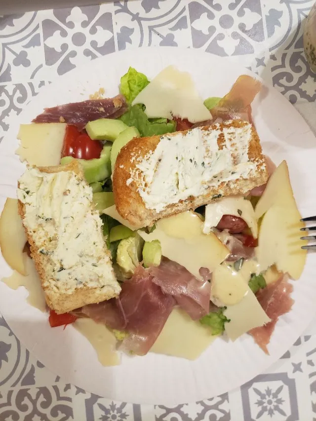 Salade de sucrine  jambon italien avec taost de boursin (sans four)
