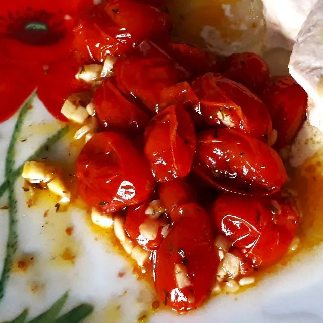 Tomates cerises à l'huile d'olive, ail et romarin