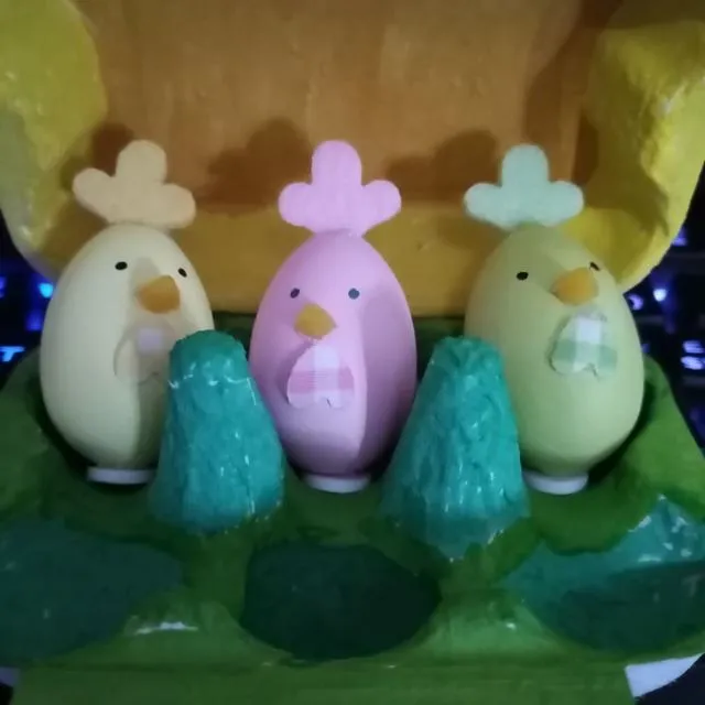 Boîte d'œufs en chocolat et figurines