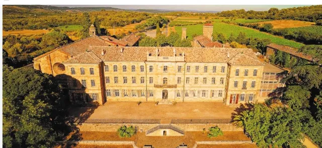 Niché à Roujan, à proximité de Pézenas, le Château-Abbaye de Cassan, surnommé le "petit Versailles du Languedoc", dévoile une histoire millénaire et un charme incontestable.