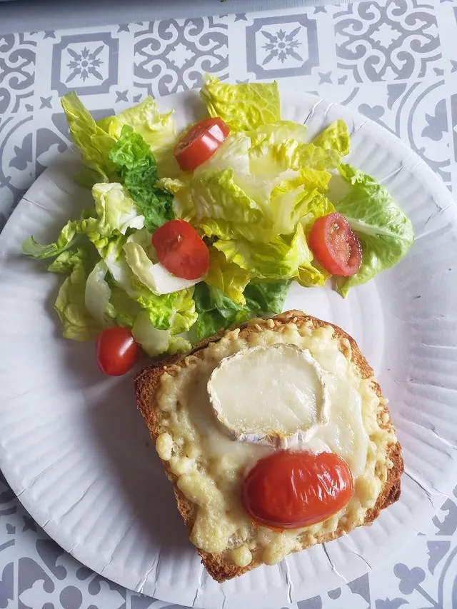 croque monsieur chorizo roquefort ou chevre avec salade