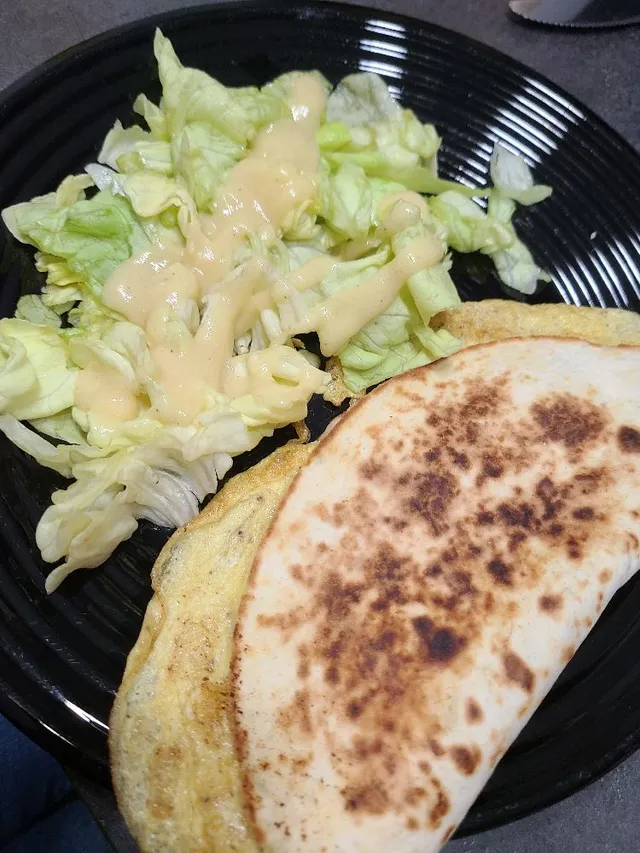Omelette tortillas emmental / salade