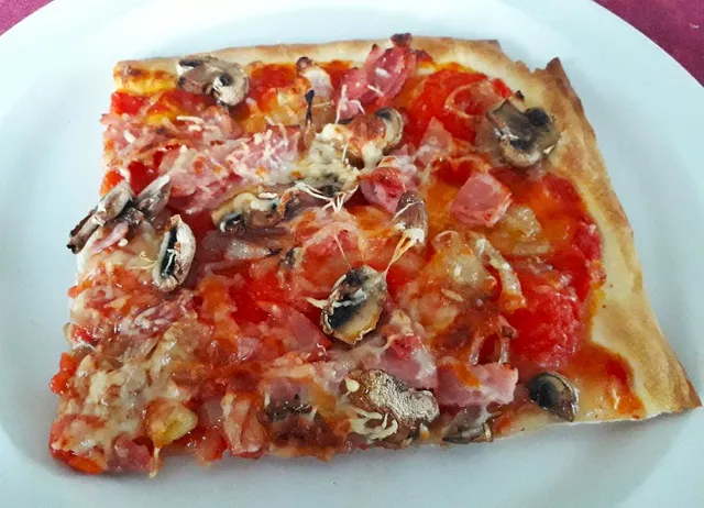 Pizza jambon, champignons et oignons caramélisés