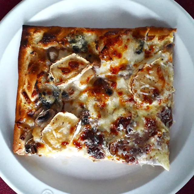 Pizza aux champignons, gorgonzola et chèvre