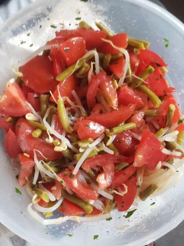 salade de tomate haricot vert et pousses de soja