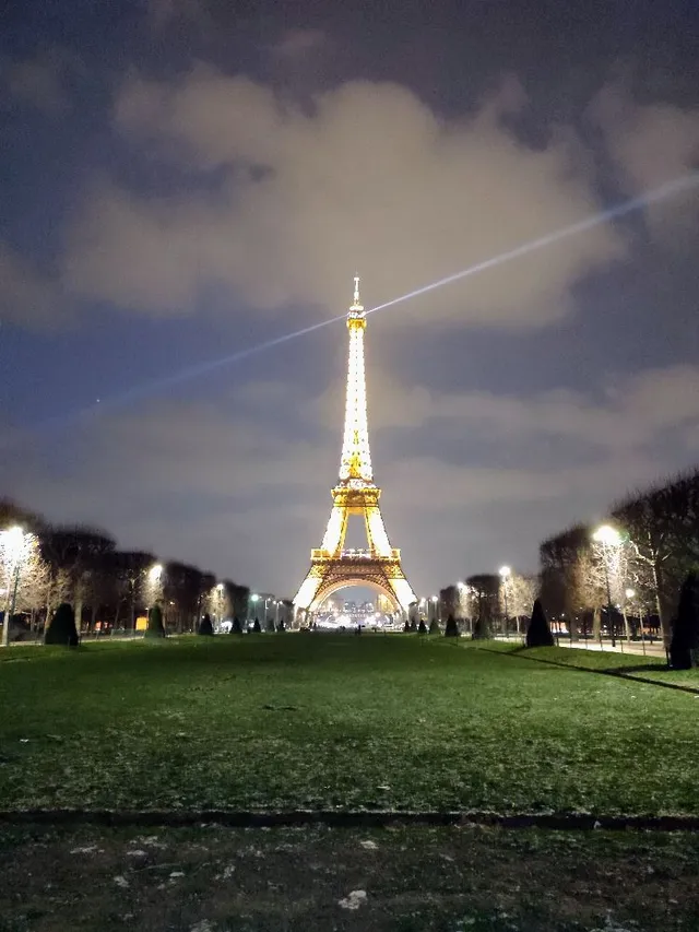 La tour Eiffel de nuit, toujours aussi magique !
