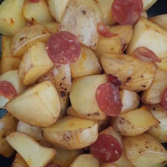 Pommes de terre rôties au chorizo.